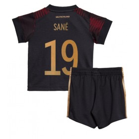 Baby Fußballbekleidung Deutschland Leroy Sane #19 Auswärtstrikot WM 2022 Kurzarm (+ kurze hosen)